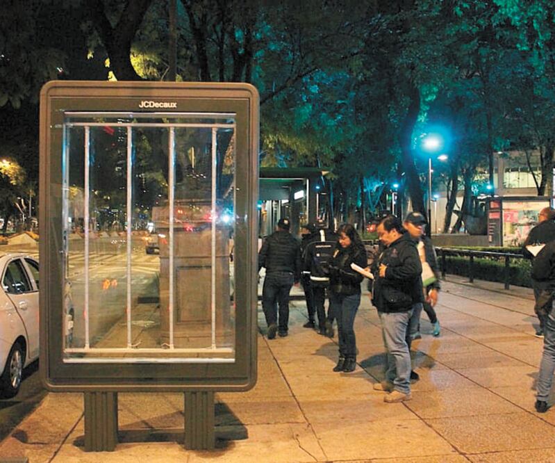 La madrugada de ayer el Invea retiró publicidad instalada en el mobiliario urbano aledaño a las estaciones de la Línea 7 del Metrobús. ESPECIAL
