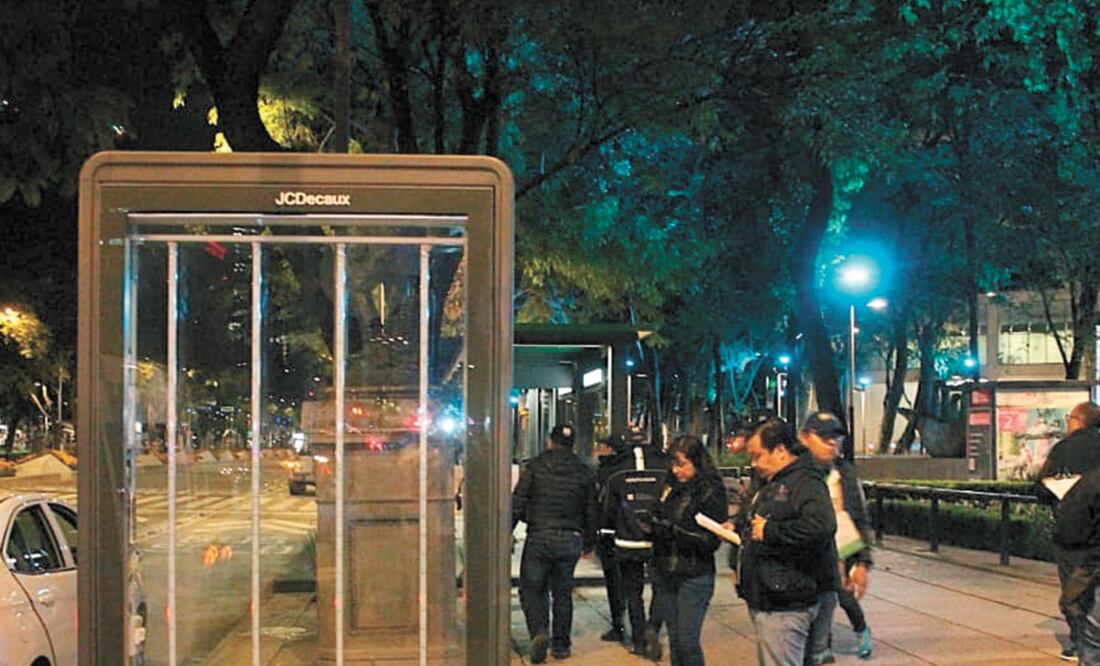 La madrugada de ayer el Invea retiró publicidad instalada en el mobiliario urbano aledaño a las estaciones de la Línea 7 del Metrobús. ESPECIAL