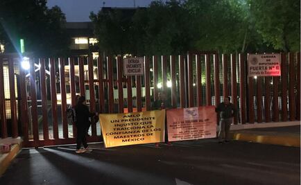 Asesores pedagógicos bloquean accesos a la Cámara de Diputados