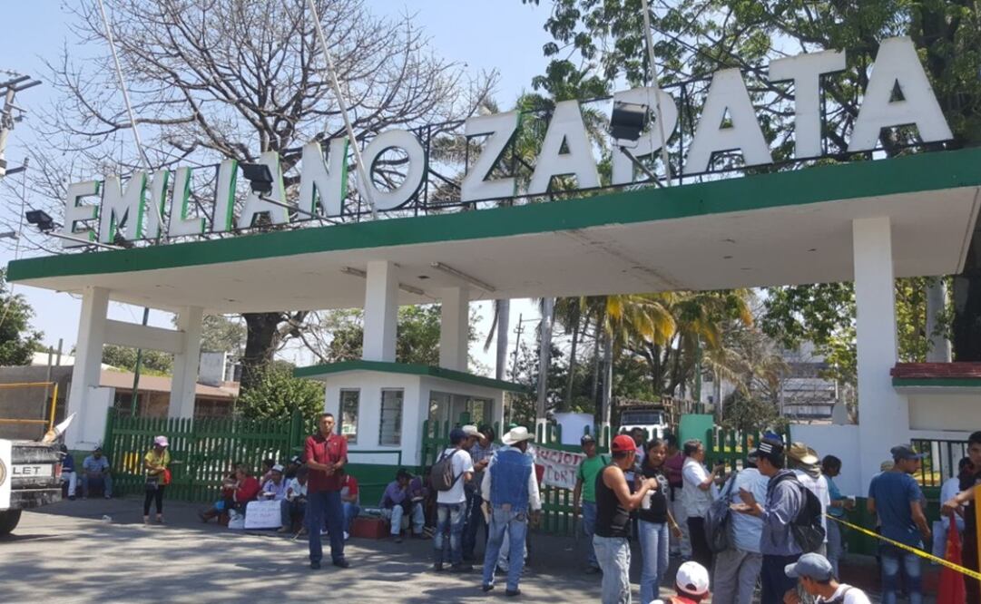 Jornaleros bloquean el ingenio Emiliano Zapata en Zacatepec, demandan mejores condiciones de trabajo. Fotos: CiudadanosMx