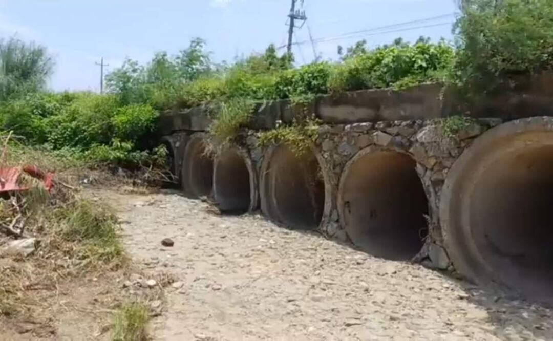 Autoridades y pobladores exigen rehabilitación de puente dañado por el huracán "Erick" en Oaxaca (09/07/2025). Foto: Especial