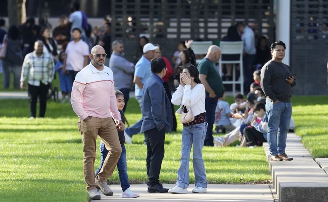 Una mujer se cubre la cara mientras espera con otras personas afuera de la Iglesia Lakewood, en Houston, después de un tiroteo reportado durante un servicio religioso en español. Foto: AP