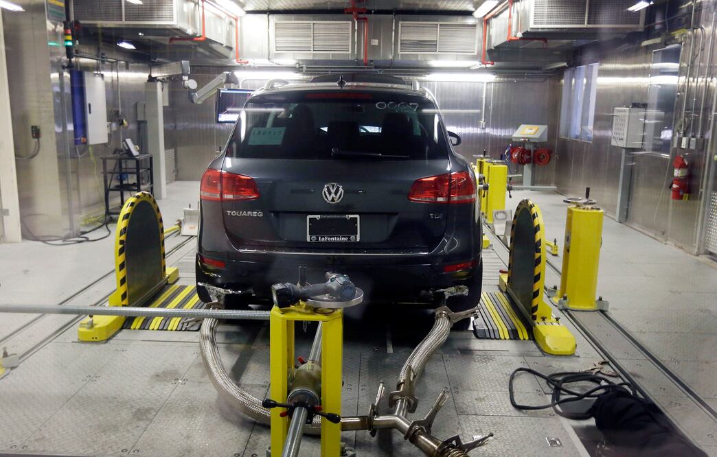 Volkswagen reconoció que había instalado en once millones de vehículos en todo el mundo un software que rebajaba el nivel de emisiones sólo cuando el vehículo era examinado (AP)