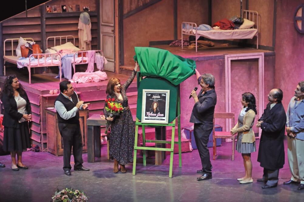 Rebecca Jones recibió un homenaje a su trayectoria en el Teatro Tepeyac, cobijada por el aplauso de los presentes. (VALENTE ROSAS. EL UNIVERSAL)