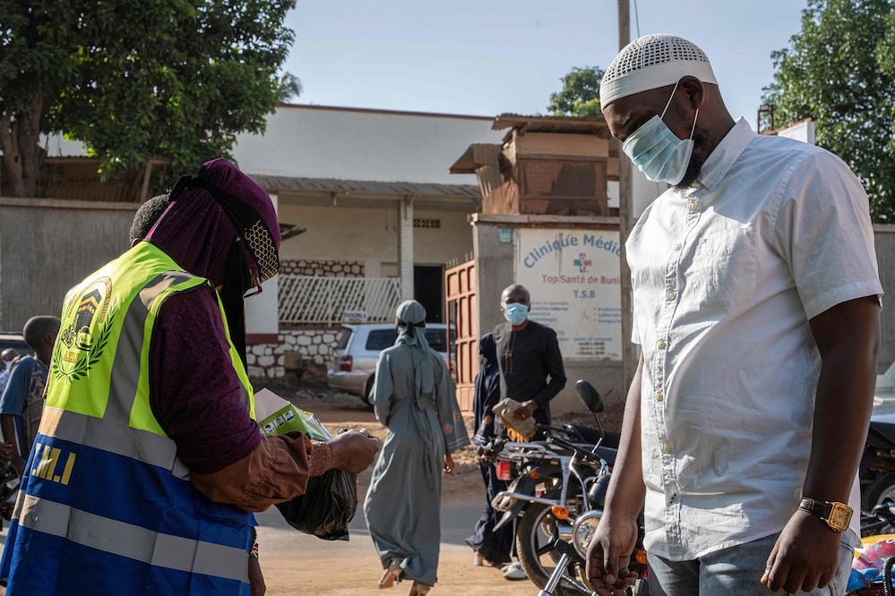 Un musulmán espera a que se le tome la temperatura, afuera de la Mezquita de Bunia, en República Democrática del Congo, en medio de un brote de ébola. FOTO: GLODY MURHABAZI. AFP