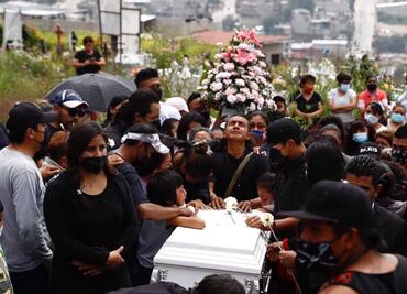 Con aplausos y porras despiden a Mía Mayrin, la pequeña que murió en derrumbe del Chiquihuite