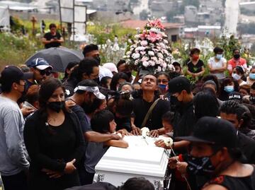 Con aplausos y porras despiden a Mía Mayrin, la pequeña que murió en derrumbe del Chiquihuite