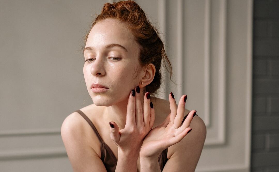 Una correcta limpieza facial es fundamental para prevenir la aparición de puntos negros / Foto: Pexels