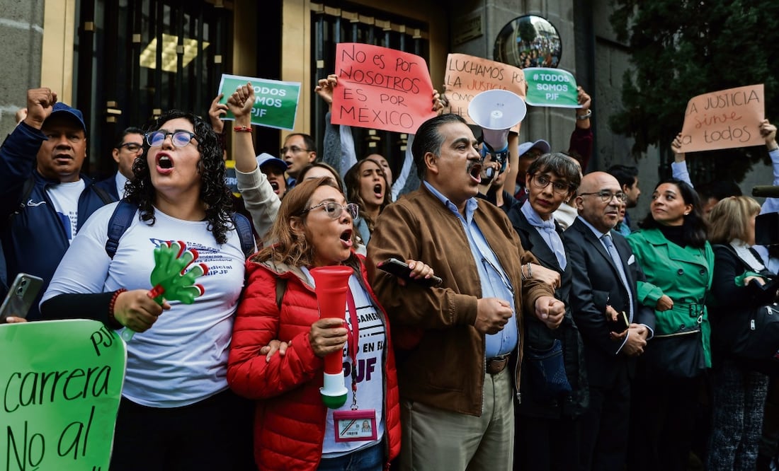 Grupos de trabajadores de la Corte y del Consejo de la Judicatura Federal se manifestaron ayer; sus protestas se intensifican cada vez más. Foto: Hugo Salvador | El Universal