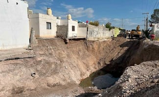 Familias temen por sus viviendas debido a la apertura de un megasocavón; "se comió" los patios de dos casas en Torreón