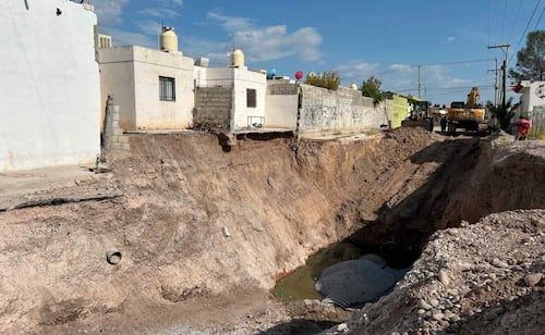 Familias temen por sus viviendas debido a la apertura de un megasocavón; "se comió" los patios de dos casas en Torreón