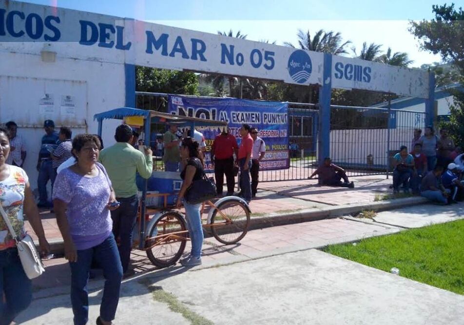Desde las 7 de la mañana trabajadores de la Sección 22 bloquearon las instalaciones del Centro de Estudios Tecnológicos del Mar 05. Foto Quadratín