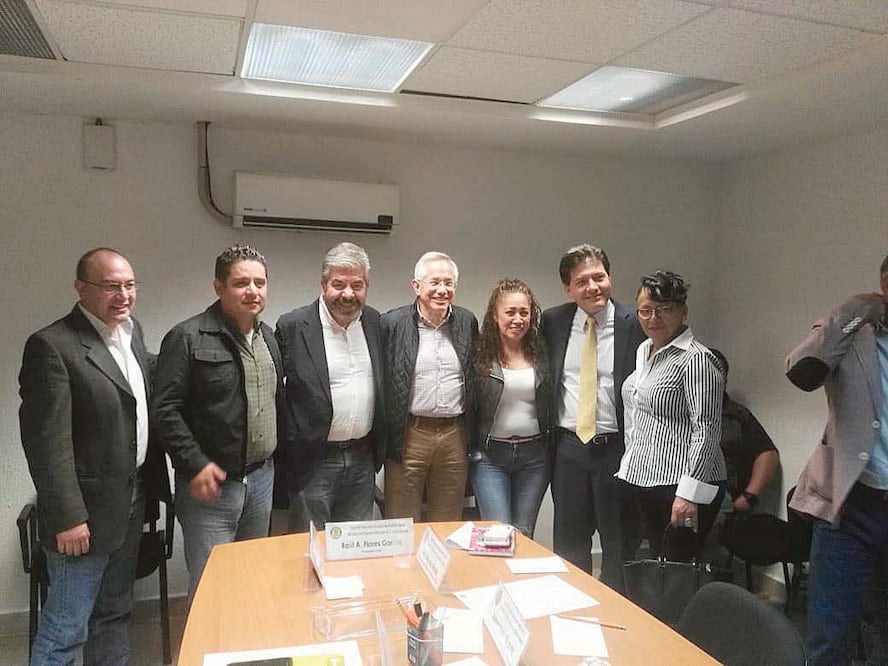 El presidente del sol azteca en la CDMX, Raúl Flores, encabezó la reunión en el Comité Ejecutivo Estatal, donde se definió que sean dos los coordinadores de la bancada perredista (ESPECIAL)