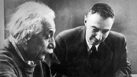 Oppenheimer y Einstein: la complicada relación entre el "padre" de la bomba atómica y el nobel de Física
