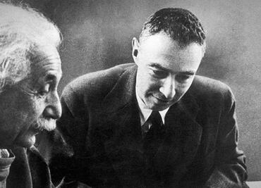 Oppenheimer y Einstein: la complicada relación entre el "padre" de la bomba atómica y el nobel de Física