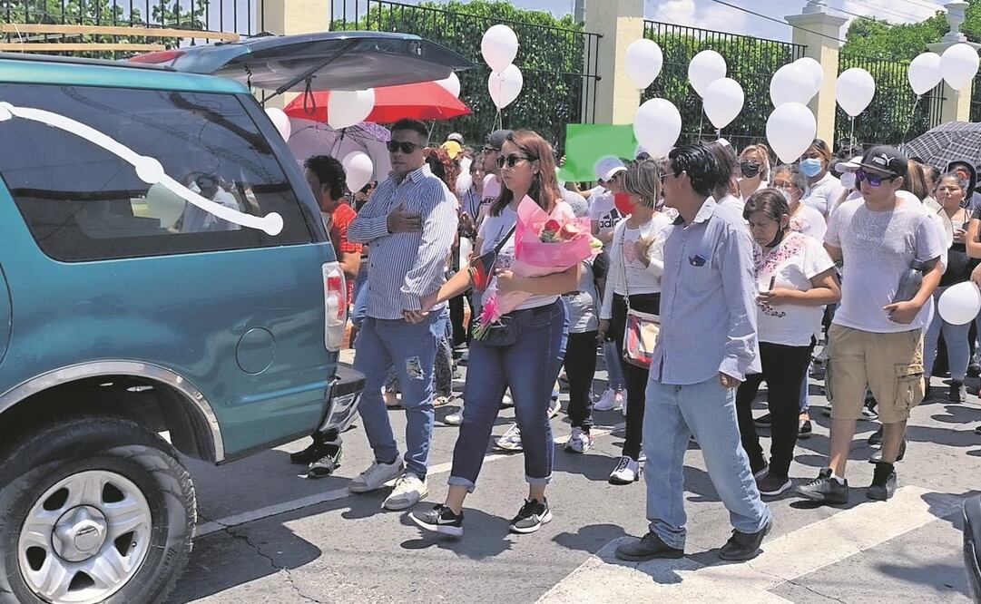 Kimberly fue sepultada el martes pasado. La carroza fue acompañada por familiares, amigos y activistas. Caminaron desde la bandera monumental de Cuautla hasta el panteón municipal.