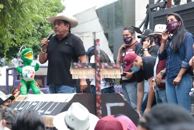 “No nos vamos hasta que nos llevemos la candidatura”, dice Salgado Macedonio en protesta afuera del INE