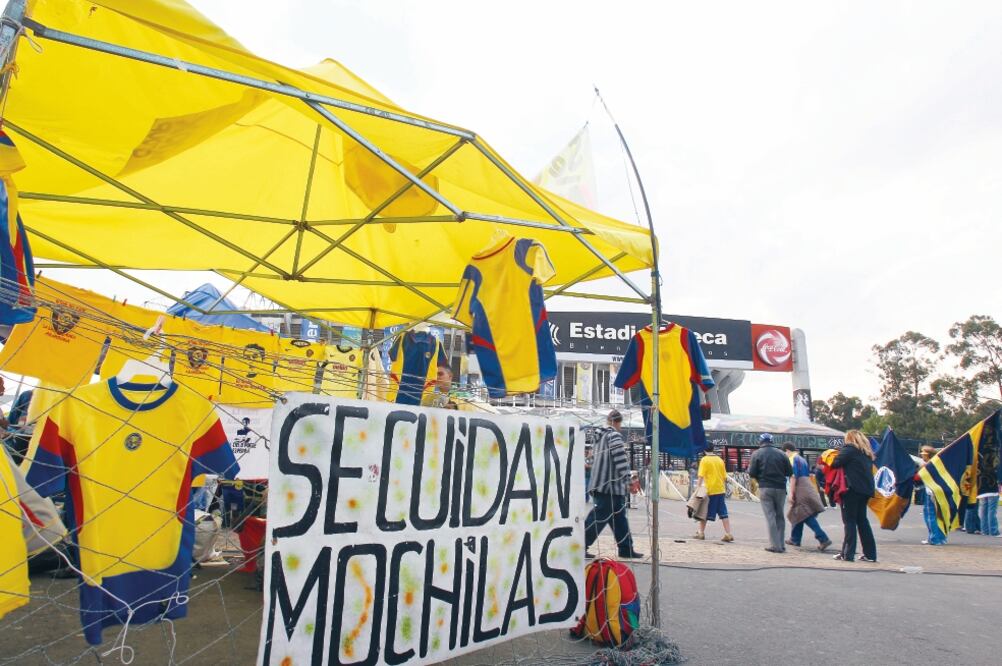En la explanada del Azteca no hay control para la venta de casacas. (LUIS CORTÉS. EL UNIVERSAL)