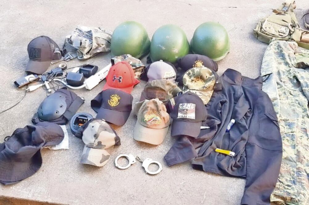 Revisión. Entre los artículos hallados estaban playeras negras tipo Polo, gorras con las iniciales C JNG y pecheras negras, entre otros. (CORTESÍA)