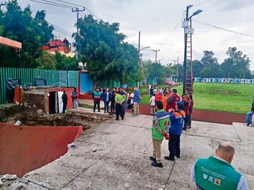 Vecinos temen riesgo por socavón