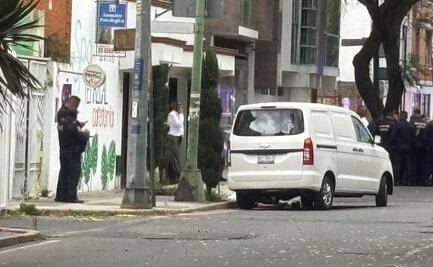 Ejecutan a un hombre dentro de una camioneta en la Gustavo A. Madero; presuntos responsables escaparon en una motocicleta