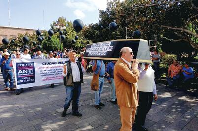Despiden con ataúdes y protestas a la Legislatura 