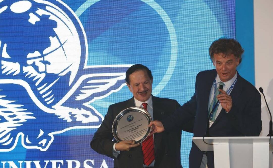 Ealy Ortiz recibió el reconocimiento de manos de Pierre Manigault, presidente de la Sociedad Interamericana de Prensa (SIP). /Luis Cortés- EL UNIVERSAL