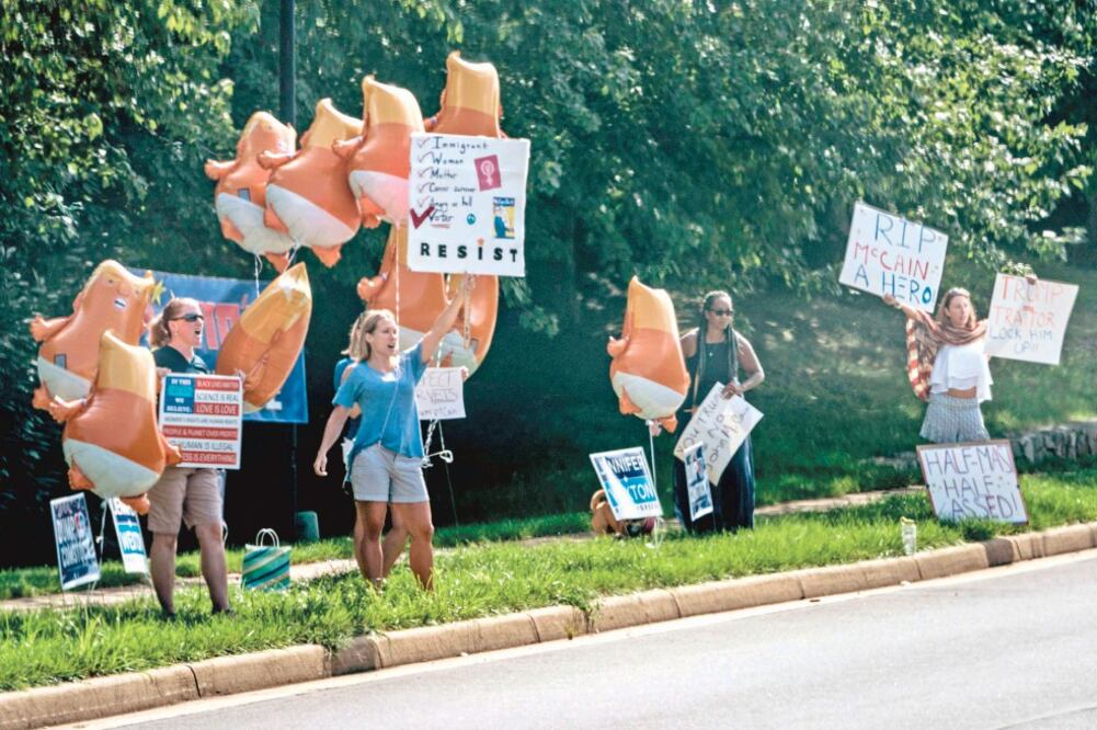 Manifestantes esperaban ayer a que el presidente estadounidense Donald Trump abandonara el Trump National Golf Cluben Sterling, Virginia. (BRENDAN SMIALOWSKI. AFP)