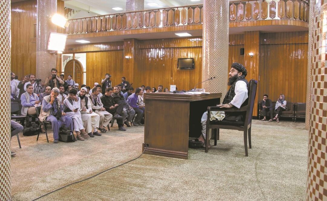 El vocero del talibán, Zabihullah Mujahid, dijo en conferencia de prensa en Kabul, Afganistán, que atacarán las insurreciones que se originen dentro del país. Foto: EFE