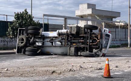 Pipa de gas LP vuelca en avenida Bordo de Xochiaca