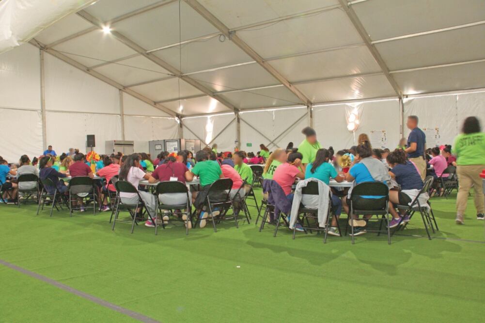 Niños migrantes que fueron separados de sus padres, en Tornillo, Texas, en una imagen del pasado 12 de octubre de 2018. Foto: ARCHIVO REUTERS