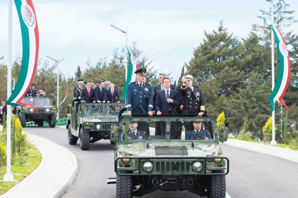 El presidente Enrique Peña Nieto (centro), flanqueado por el secretario de la Defensa Nacional, general Salvador Cienfuegos Zepeda, y por del titular de la Secretaría de Marina. (PRESIDENCIA)