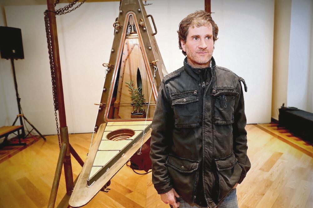 El inventor y músico Ariel Guzik exhibe su cápsula acuática Naútica. (YADÍN XOLALPA. EL UNIVERSAL)