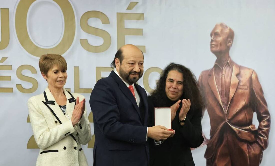 Ceremonia de la entrega de los Premios de Comunicación José Pagés Llergo dónde Arturo Kemchs fue galardonado este 20 de noviembre del 2024, en la categoría de caricatura. Foto: Fernanda Rojas / EL UNIVERSAL