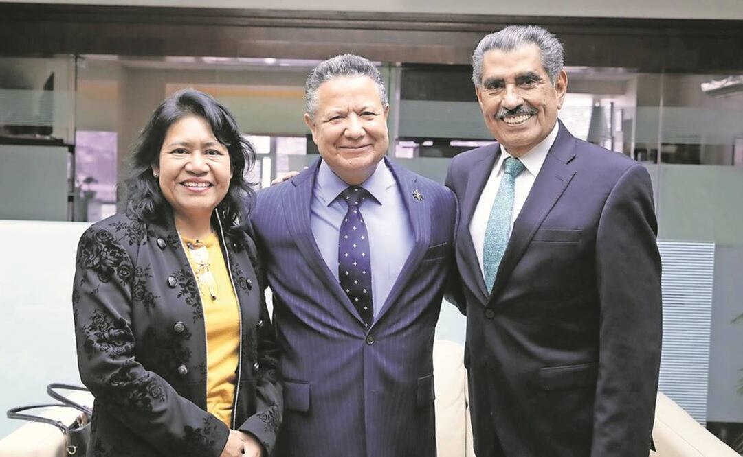 El gobernador de Hidalgo, Julio Mencha- ca (centro), encabezó la ratificación del convenio para la forma- ción y prepa- ración profe- sional de estudiantes.