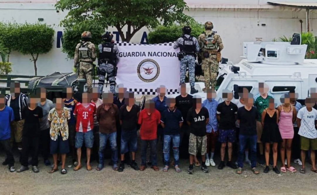 En El Roble, Mazatlán, Sinaloa, fueron detenidas veintiocho personas, dos de ellas del sexo femenino, a las que se les aseguraron armas. | Foto: Especial.