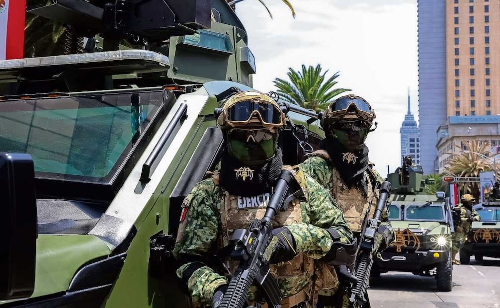 Las calles del Centro Histórico de la Ciudad de México atestiguaron el paso de los convoyes militares. Foto: OSMAR ALVARADO/EL UNIVERSAL