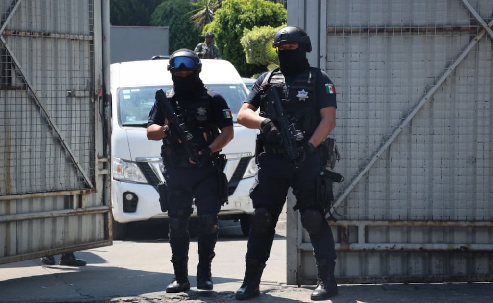 Carrozas fúnebres presuntamente con los restos de Nemesio Oseguera "El Mencho", salen de la FGR. Foto: Luis Camacho/ EL UNIVERSAL