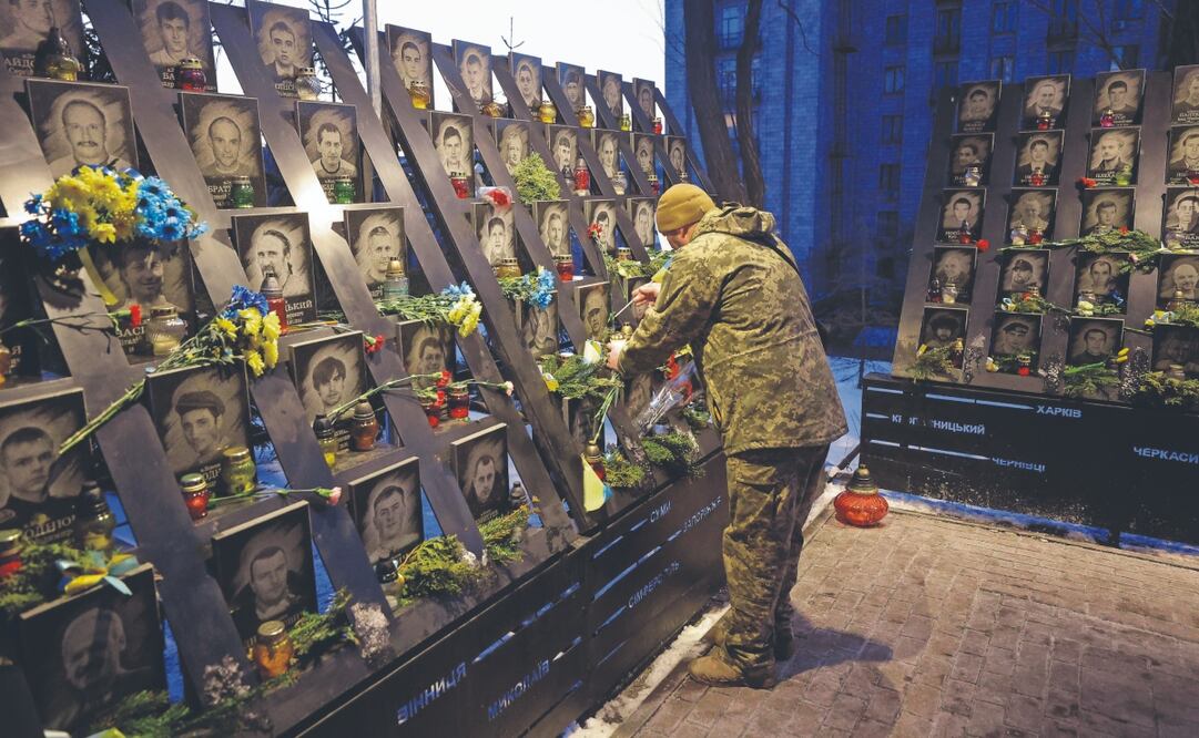 Los ucranianos rinden homenaje a los activistas asesinados durante las protestas antigubernamentales en 2014, en el monumento conmemorativo a los activistas de Maidan, cerca de la Plaza de la Independencia en Kiev. Foto: de SERGEY DOLZHENKO. EFE
