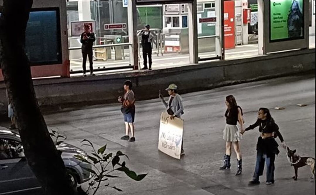 Al menos 5 personas con cartulinas cerraron la circulación vehicular en avenida de los Insurgentes, a la altura de la Glorieta del mismo nombre. Foto: Especial