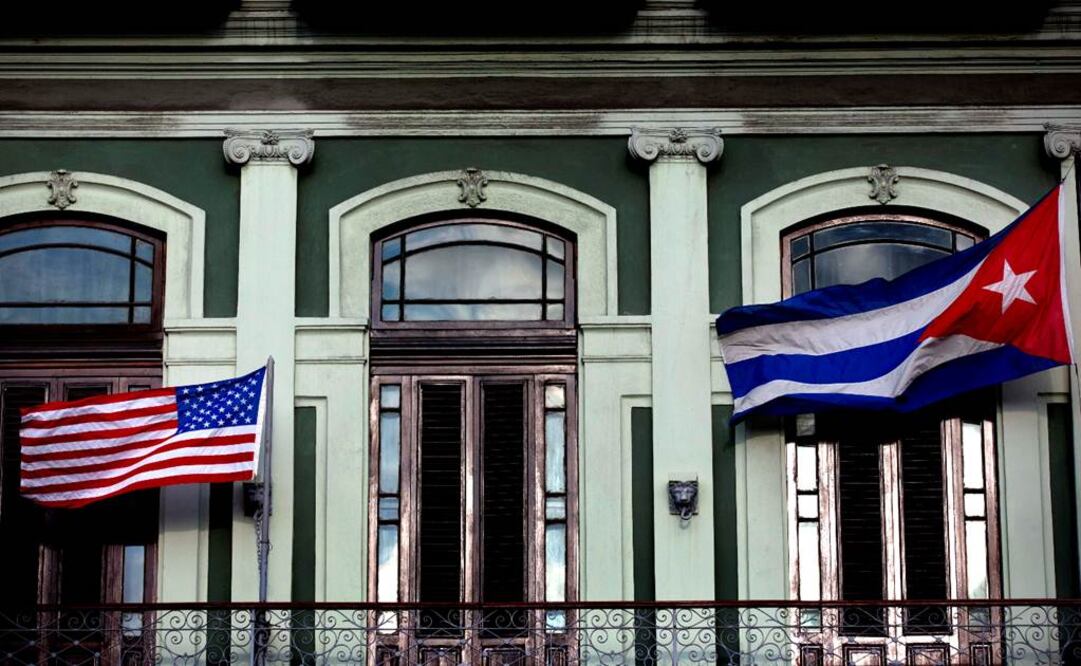 En esta fotografía del 19 de enero de 2015, una bandera cubana y una estadounidense ondean en el balcón del Hotel Saratoga en La Habana Foto: AP