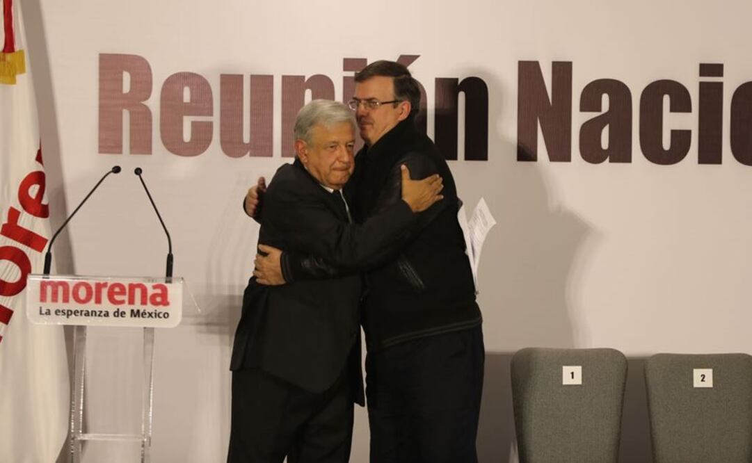 En menos de 20 minutos, en una reunión abierta, Andrés Manuel López Obrador (Morena-PES-PT) presentó a sus cinco coordinadores regionales como refuerzos de su precampaña. Foto: LUCÍA GODÍNEZ. EL UNIVERSAL