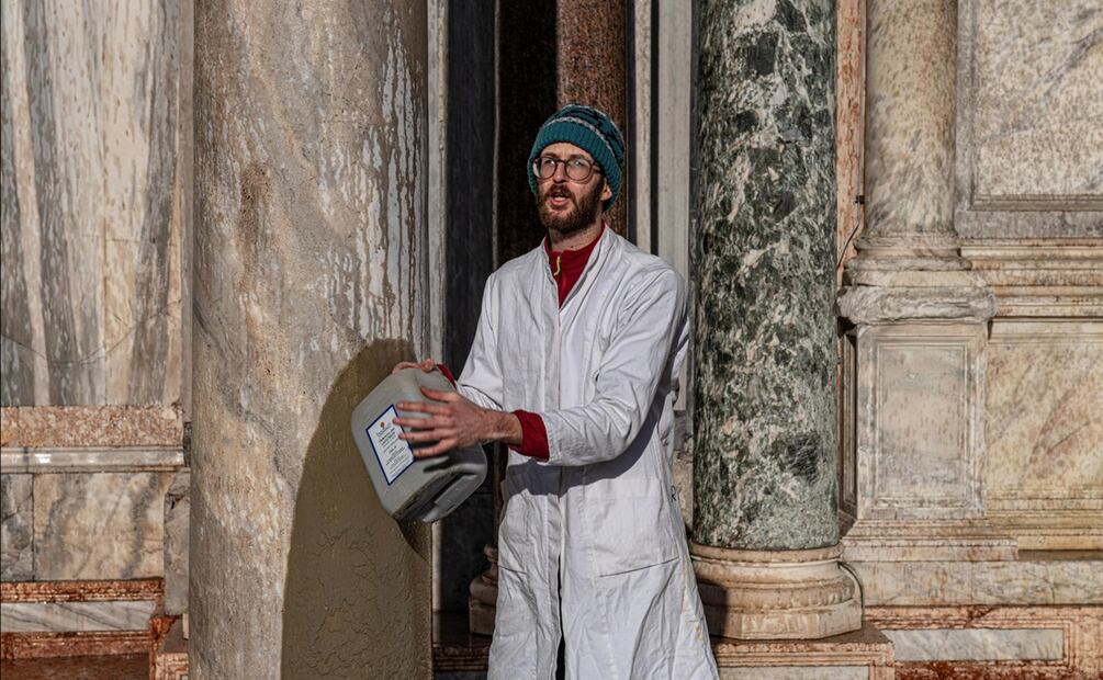 Los manifestantes usaron extintores para rociar barro líquido en las paredes de la iglesia, antes de desplegar una pancarta que decía "fondo de reparación". Foto: EFE