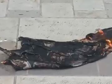 Hombre se prende fuego en la Alameda de Oaxaca frente a decenas de personas; nadie lo auxilia