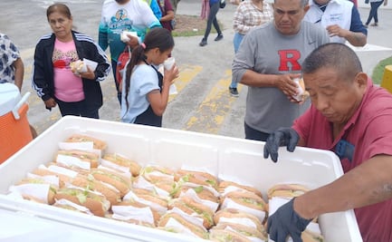 Voluntarios reparten alimentos afuera de hospitales en Reynosa, Tamaulipas; apoyan a familias vulnerables