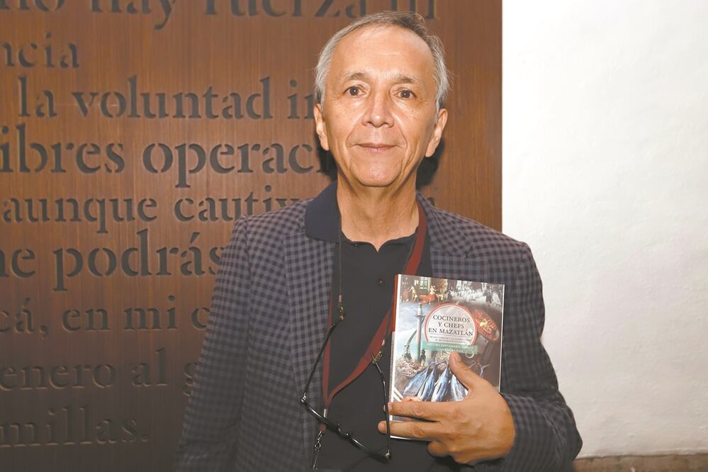 Arturo Santamaría presentó ayer su libro Cocineros y chefs en Mazatlán. De las carretas y la comida china al restaurante gourmet. Foto: BERENICE FREGOSO. EL UNIVERSAL