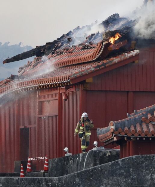 Incendio daña castillo de Japón del siglo XIV