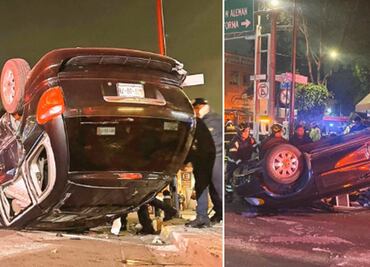 Vuelca auto tras choque con patrulla en la Cuauhtémoc y detienen a conductores