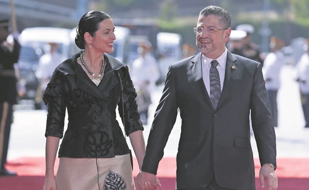 El presidente de Costa Rica, Rodrigo Chaves, con su esposa, Signe Zeicate, en la Cumbre de las Américas, en Los Ángeles el 8 de junio.