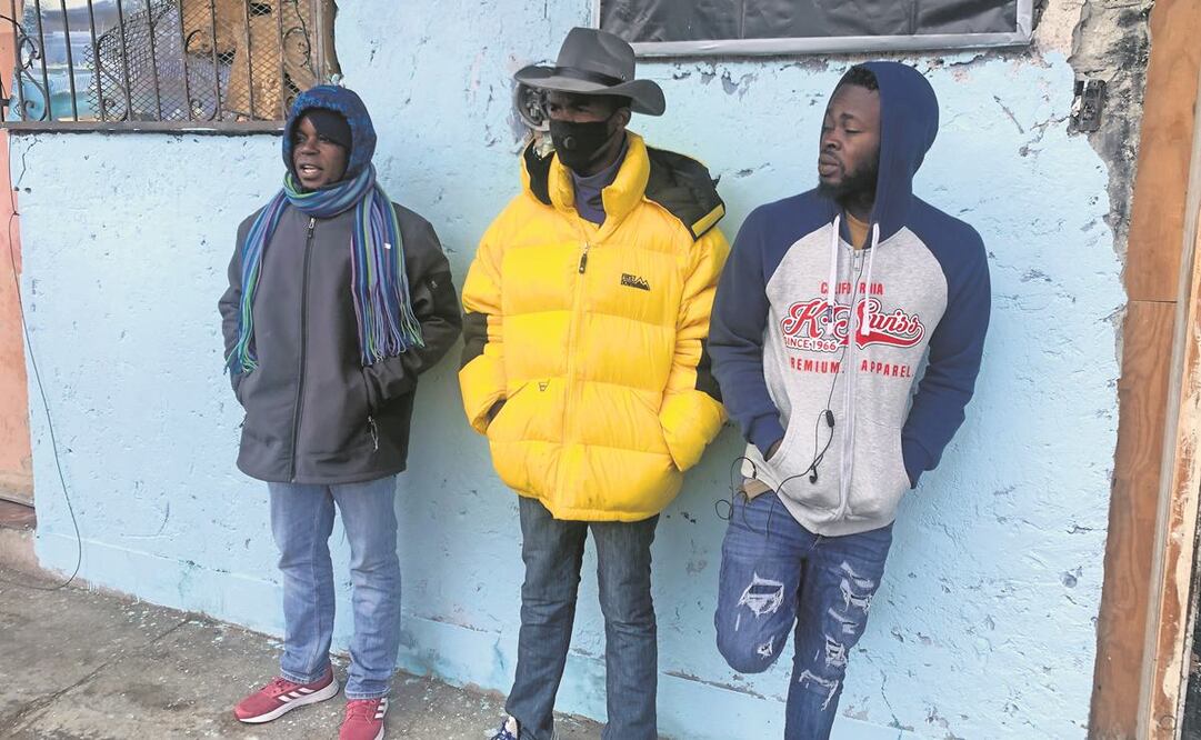 Emanuel (centro) se acompaña de dos amigos más para ir a trabajar a la construcción pese al frío. Foto: Paola Gamboa/ EL UNIVERSAL.